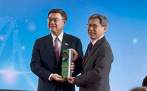 中興大學輔導智耕創新獲2026傑出生技新創獎 卓榮泰親頒獎座