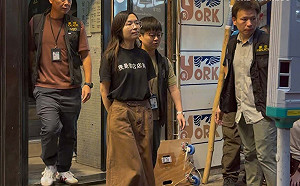 港警突襲獨立書店！女店員穿「我是書店店員」T恤被帶走  背後故事曝光