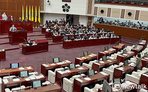 為遮陽傘吵翻！蔣萬安嗆「索資佛地魔」　簡舒培怒摔麥回頭互罵、議長動怒