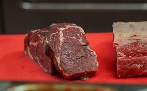 2元牛肉串真相？豬肉塗牛血變牛肉  黑心集團狂撈478萬
