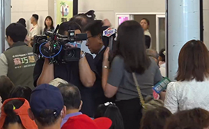潘孟安揮手打到麥克風 總統府：自然抬手碰到記者不好意思