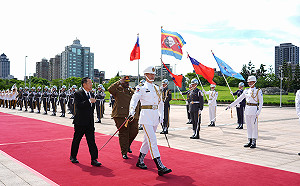 顧立雄與史瓦帝尼國防軍司令相互贈勳 深化雙邊國防交流