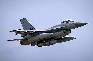 烏軍痛損第6架F-16戰機! 疑與「天竺葵」無人機相撞 飛行員彈射逃生