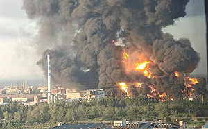 (影) 山東多地爆火警！疑員工討薪縱火青島爆炸大火 抖音現場直播秒被封