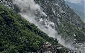 (影) 極端暴雨襲中國! 香格里拉大山崩傳數十死 東北暴雨河川暴漲陷汪洋