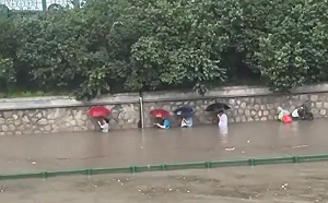 (影) 極端氣候狂轟水深及胸！中國多省遭暴雨狂炸 山洪暴發大淹水