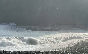 中颱「白海豚」逼近！龜山島沿海掀2米大浪   預警性封島4天至周日