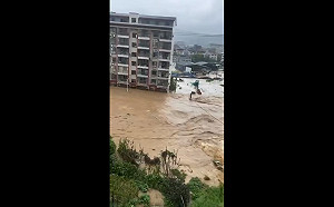 (影) 湖南、湖北又發洪水！ 城鎮遭積水淹沒 張家界居民緊急出動橡皮艇