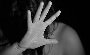 否認犯行還稱「沒有伸舌頭」! 經紀人「假按摩」強吻女星 遭判1年1個月