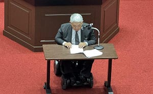 被爆搭公務車去理髮！王榮璋赴立院認了：內外監督標準有落差