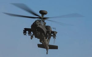 美軍阿帕契直升機德州墜毀! 機上人兩死亡 當局投阻燃劑 居民緊急疏散
