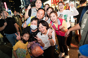 蘇巧慧掃三和夜市展現超人氣 沿途民眾合照簽名不斷
