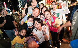 蘇巧慧掃三和夜市展現超人氣  沿途民眾合照簽名不斷