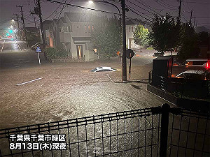 (影) 世紀豪雨肆虐日本! 成田機場癱瘓慘淪「陸上孤島」7千旅客受困