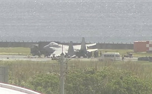 日本航空自衛隊F-15J戰機著陸後傾斜無法移動  那霸機場關閉海側跑道