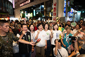蘇巧慧永和樂華夜市掃街人氣旺 「小水獺」粉絲專程前往應援