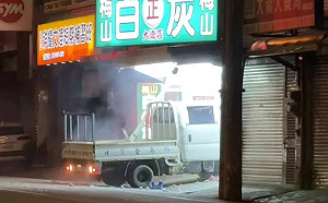買飲料討不到吸管暴怒！中壢女駕車衝撞檳榔攤 見警逃百米遭逮
