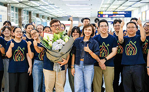 尼布恩合唱團世界三金載譽歸國　邱議瑩赴機場獻花迎接