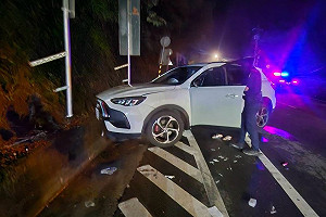 復興台七線23日凌晨落石釀爆胎撞山壁車禍　3人受傷送醫