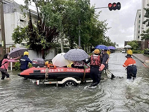 雨彈狂襲釀台南多處淹水！安南醫院橡皮艇接病患 仁德交流道拉封鎖線