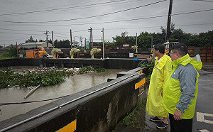 嘉義縣豪雨狂炸多處積水　蔡易餘勘查抽水站、排水系統籲民眾注意安全