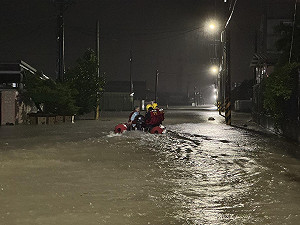 高雄大雨淹到家門口！市區恢復上班課 陳其邁臉書遭灌爆：咕嚕咕嚕