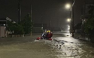 高雄大雨淹到家門口！市區恢復上班課 陳其邁臉書遭灌爆：咕嚕咕嚕