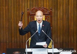 藍白硬闖65歲以上免健保費！她轟：付錢的是你的小孩！健保垮了誰都救不回