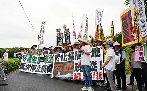 名間焚化爐預定地再現石虎　温世政反對興建提「雞尾酒療法」解垃圾困境