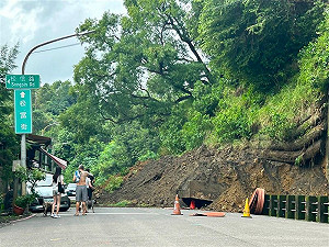 高雄小港擋土牆二度崩塌！土石淹沒道路 幸無人員傷亡