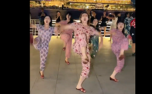 (影) 中國舞團大鬧星國！穿娘惹服「高踢腿」餐廳大跳 網怒轟：滾回去