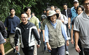 蔡英文從台北趕場到基隆！ 童子瑋登記前笑說：非常榮興邀她當我競總主委