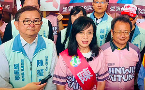 劉櫂豪與賴坤成「左右護法」陪同！  陳瑩今赴台東選委會登記：我準備好了