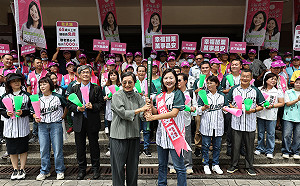 葉菊蘭陪同！ 民進黨苗栗縣長參選人陳品安今赴選委會登記
