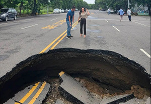 高雄「天坑」頻傳！楠梓道路塌陷10米坑洞 警封鎖道路