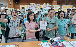 初心不改！陳金鐘偕黃偉哲陳亭妃登記參選議員  誓以公衛社福專業守護東區