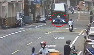 桃園男衝馬路肉身擋遊覽車！先遭撞還伸腳挑釁 網：缺錢缺很大