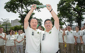 一棒接一棒！ 民進黨蔡易餘今在翁章梁陪同下登記參選嘉義縣長