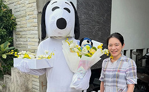 真人版史努比送暖！陳幸妤驚喜收花燦笑　再控2300萬教育基金未還
