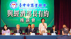何欣純爭取中小微企業補助「吃得到」 龔明鑫承諾明年預算250億