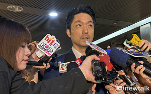 蔣萬安加碼「生生喝鮮奶」  沈伯洋笑：會和「IPhone鏡頭」一樣越來越多  