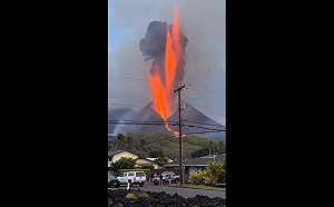 (影) 印尼火山噴發驚悚畫面曝光！ 火山灰遠颺 雅加達機場重新開放