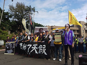 抗議一例一休修法 勞團砸水球染紅行政院