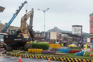 基隆舊火車站前花圃拆除 林右昌：將提供舒適候車空間