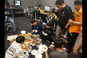 《鬥陣特攻》外送吃不完首爾王朝討救兵 網友直呼太溫馨