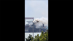 (影) 非洲貨輪停靠青島造船廠突然起火致30人死傷 習近平籲釐清事發原因