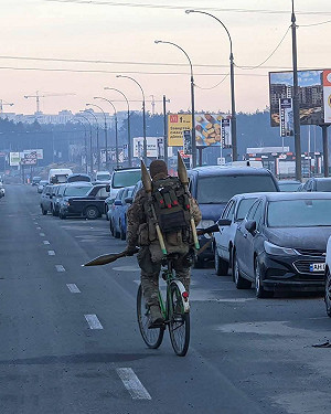 烏克蘭傳奇「單車英雄」陣亡! 曾單扛3枚火箭砲 孤身對抗入侵俄軍