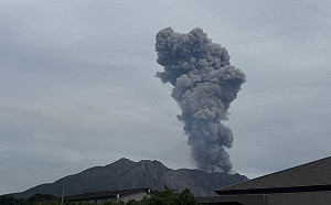 櫻島噴火火山灰柱衝上2500公尺　鹿兒島、宮崎與熊本多地警戒降灰