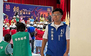 (影)候選人擋門外！佀廣洋穿「萬美玲助理背心」闖會場 他諷：投對胎比努力更重要