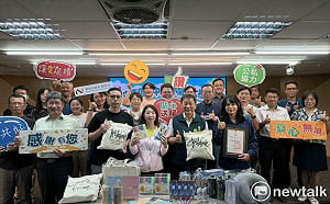 蔡麗青媒合愛心企業行善  贈送低收入學童開學大禮包